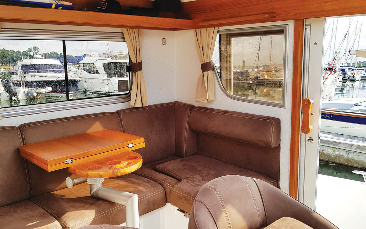 secondhand-buyers-guide-all-weather-boat-minor-31-offshore-interior