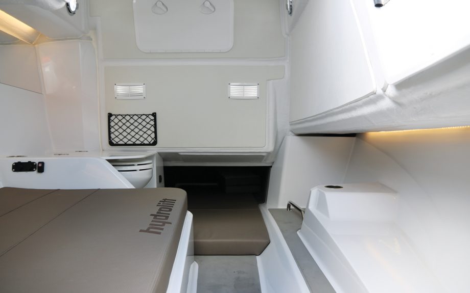 Hydrolift-X-26S-boat-test-interior