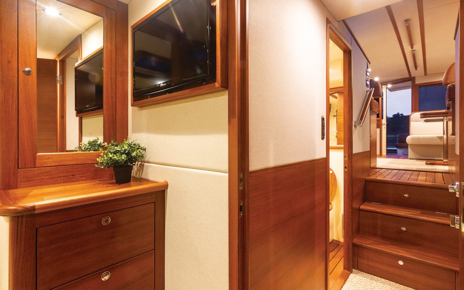 Palm-Beach-50-fly-yacht-review-companionway