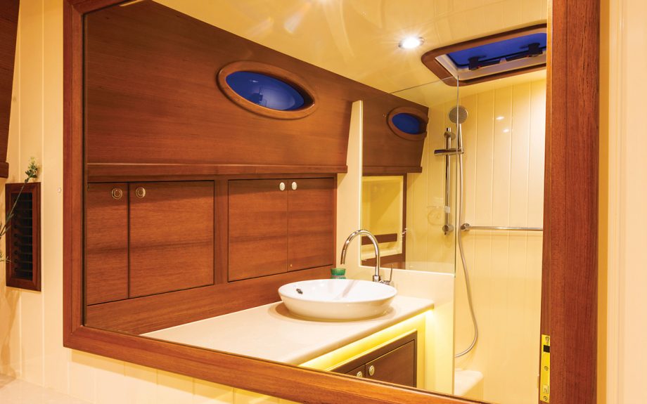 Palm-Beach-50-fly-yacht-review-ensuite