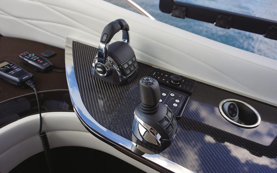 lexus-yacht-review-LY650-joystick