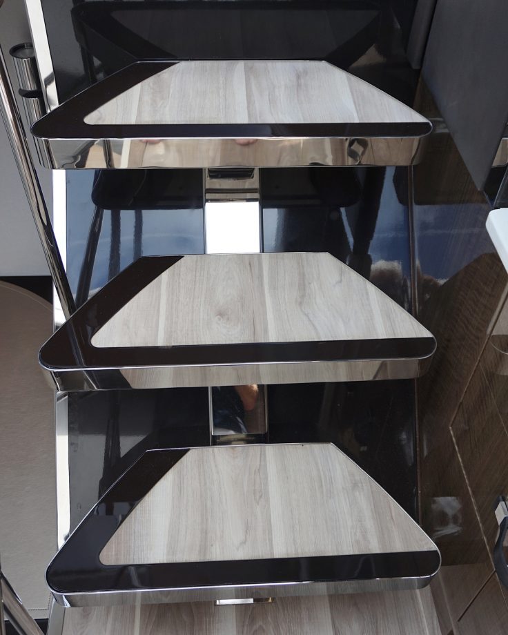 lexus-yacht-review-LY650-steps