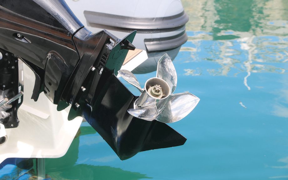 Does size matter? 350hp vs 300hp outboard in headtohead test