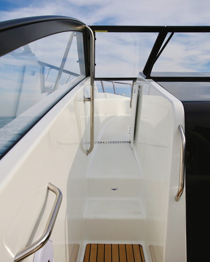 Beneteau-flyer-10-boat-test-drive-review-bow-access