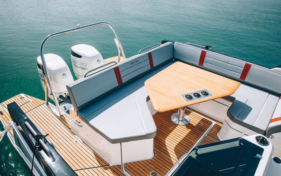 Beneteau-flyer-10-boat-test-drive-review-cockpit