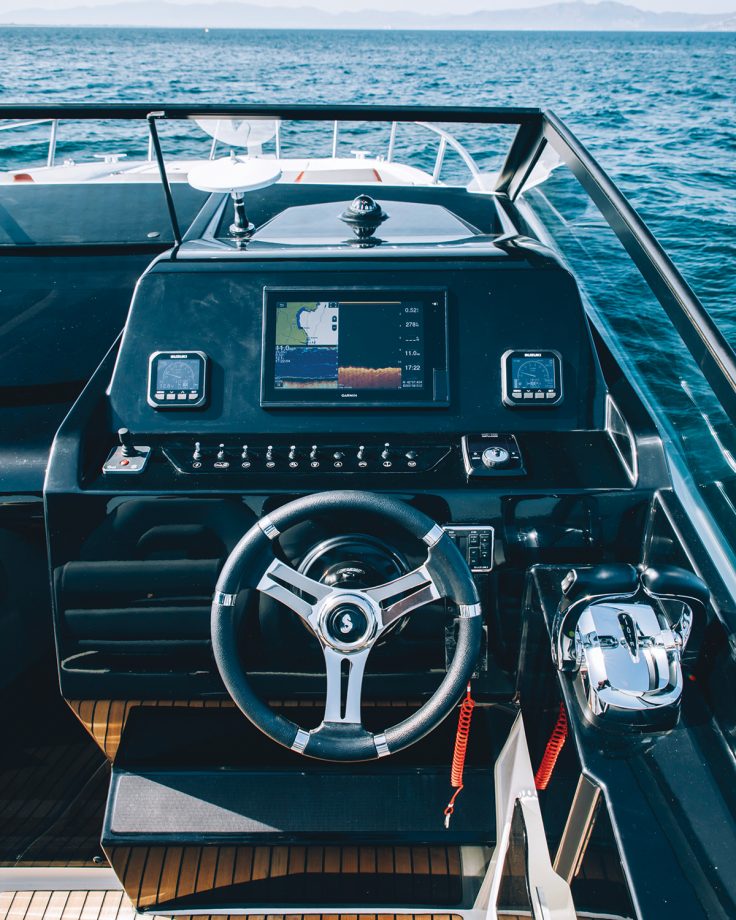 Beneteau-flyer-10-boat-test-drive-review-helm