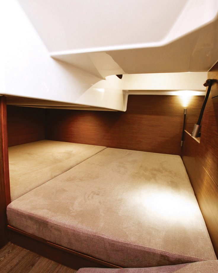 Beneteau-flyer-10-boat-test-drive-review-mid-cabin