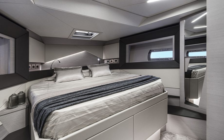 Pershing-7x-new-yachts-vip-cabin