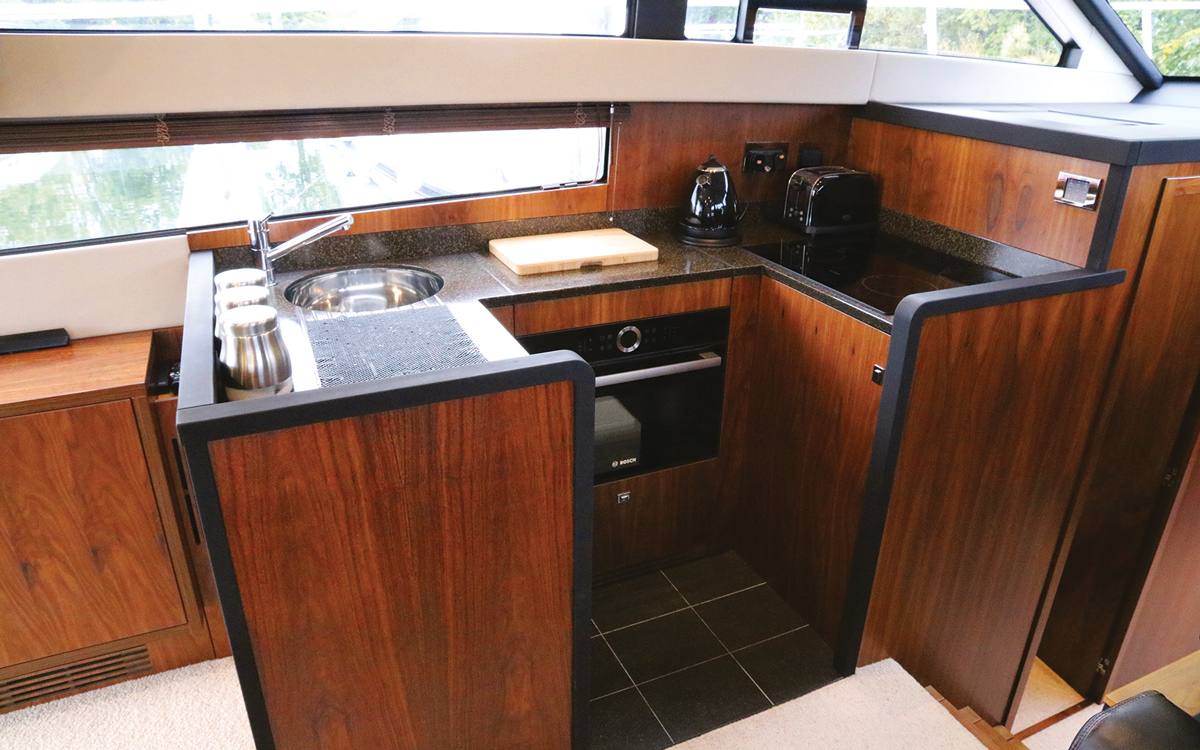 diy-flybridge-Fabritec-F44-galley-credit-hugo-andreae