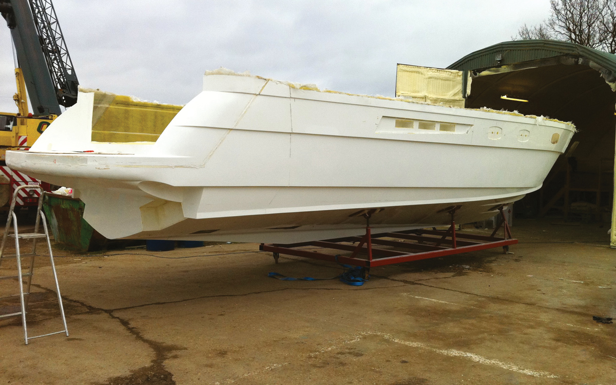 diy-flybridge-Fabritec-F44-hull-moudling-credit-jimmy-callow