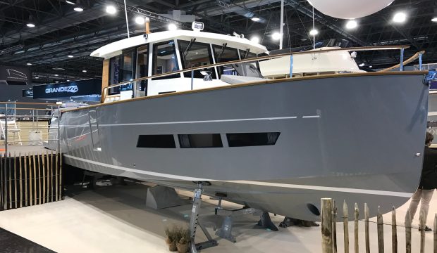 rhea-32-timonier-new-yachts-dusseldorf-boat-show-2020-video