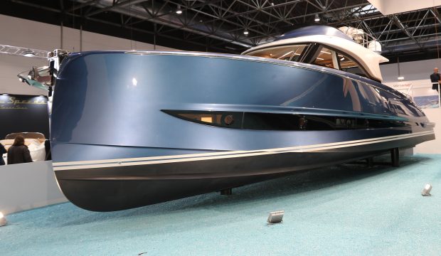 solaris-power-48-lobster-flybridge-yacht-tour-dusseldorf-boat-show-2020-video