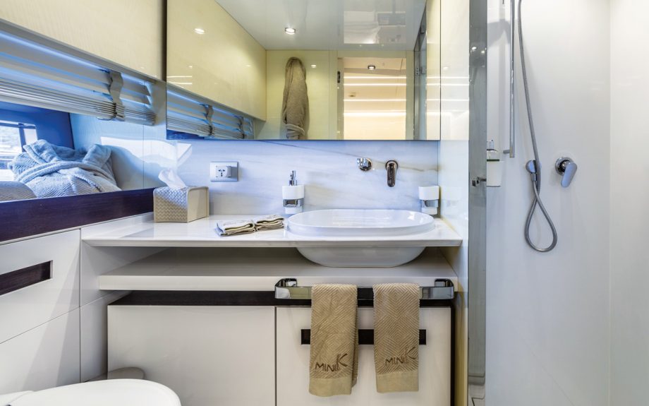 Extra-86-fast-yacht-review-en-suite