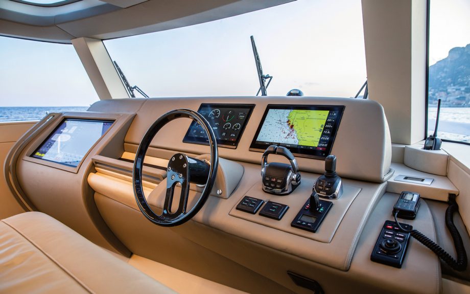 Extra-86-fast-yacht-review-helm