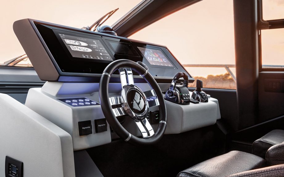 azimut-s6-yacht-review-helm