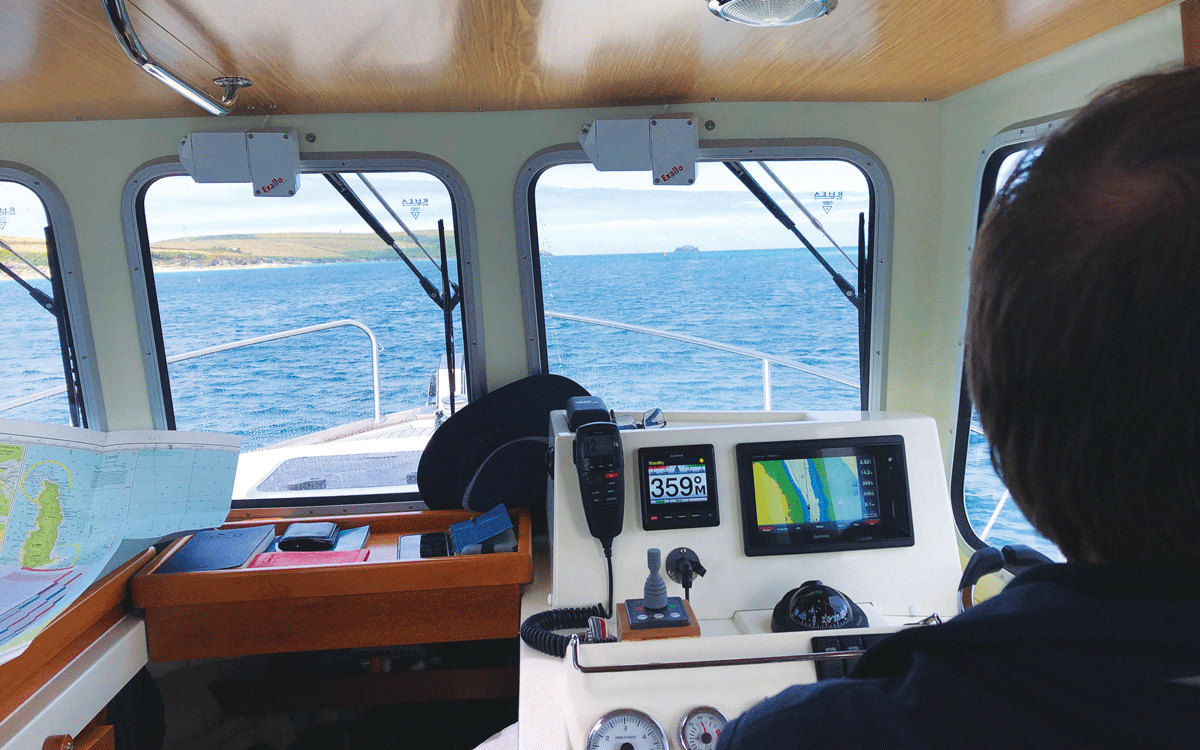 cruising-around-Britain-rhea-850-bangor-to-padstow-bay-wheelhouse-credit-nigel-boutwood