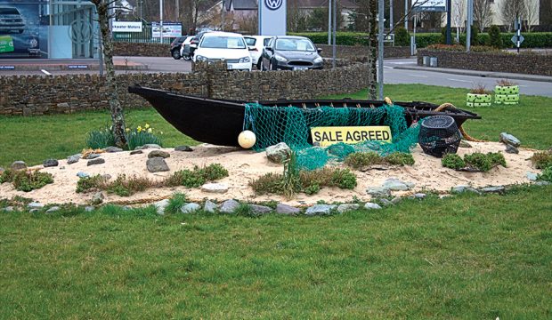 how-to-buy-a-boat-online-credit-aphperspective-Alamy