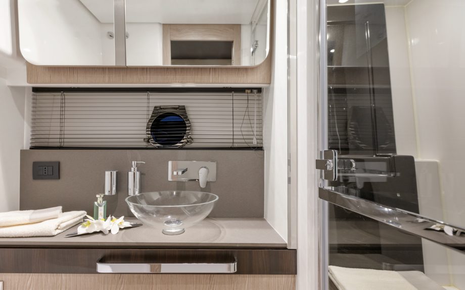 azimut-s6-yacht-review-master-cabin-en-suite