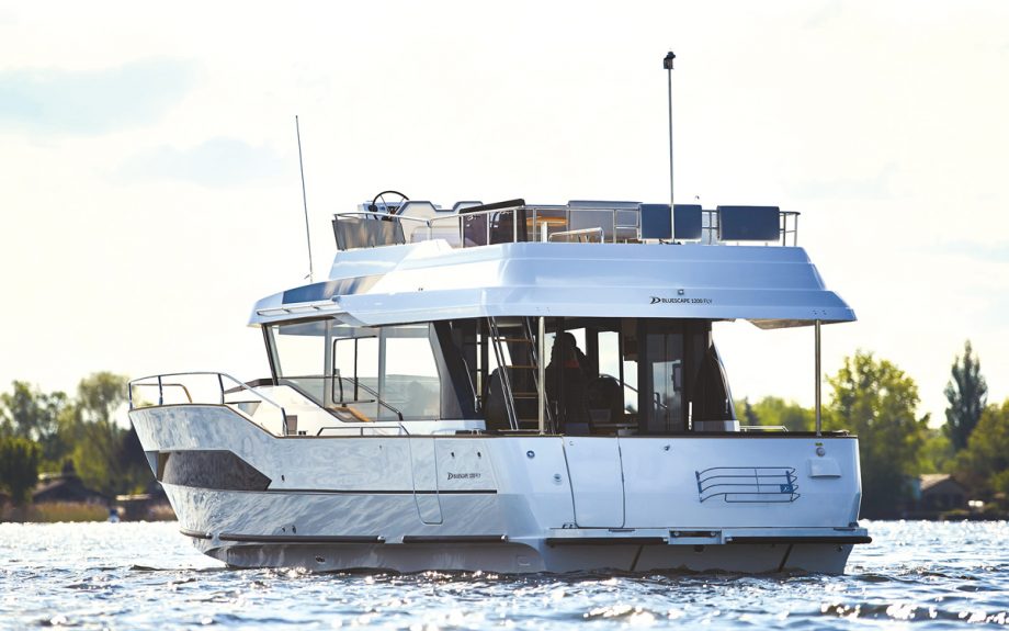 delphia-bluescape-1200-fly-yacht-review-aft-view