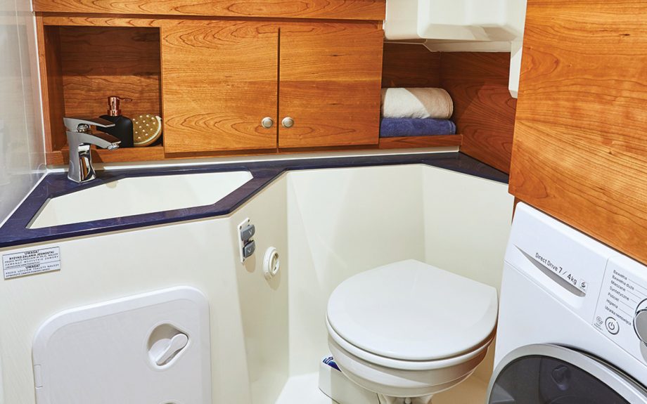 delphia-bluescape-1200-fly-yacht-review-heads