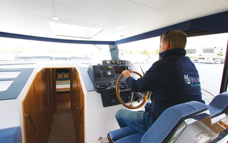 delphia-bluescape-1200-fly-yacht-review-helm