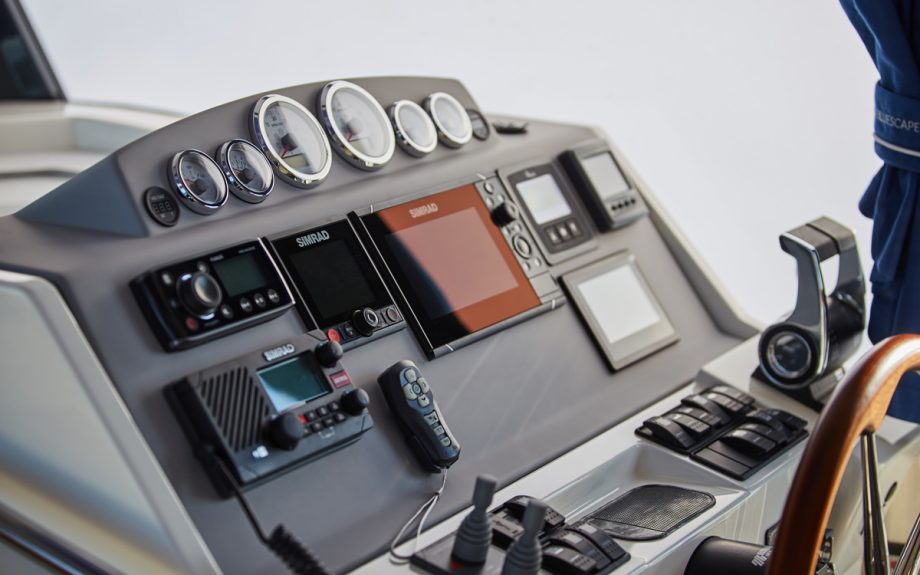 delphia-bluescape-1200-fly-yacht-review-helm-detail