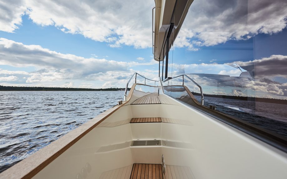 delphia-bluescape-1200-fly-yacht-review-side-deck