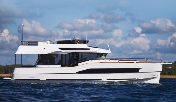 delphia-bluescape-1200-fly-yacht-review-side-view