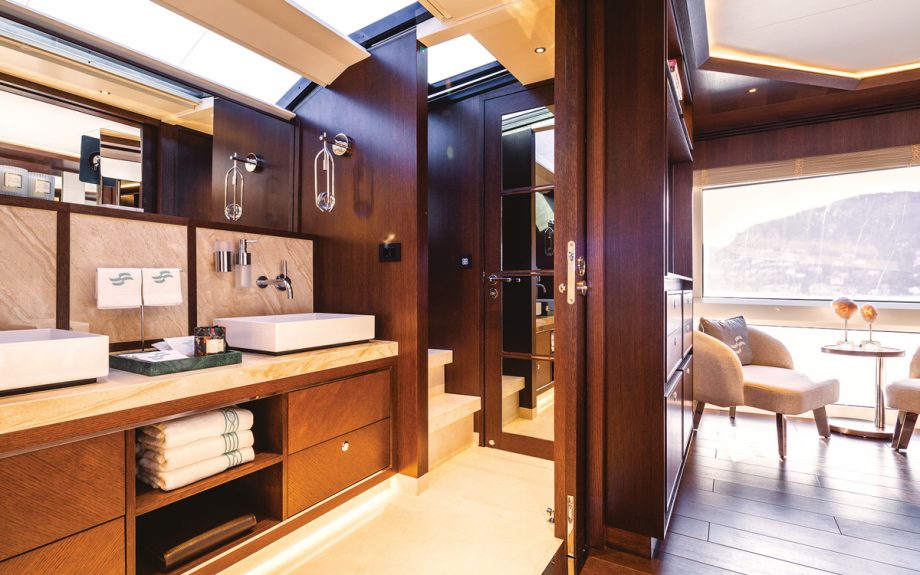 Sirena-88-yacht-review-master-en-suite-credit-Jeff-Brown