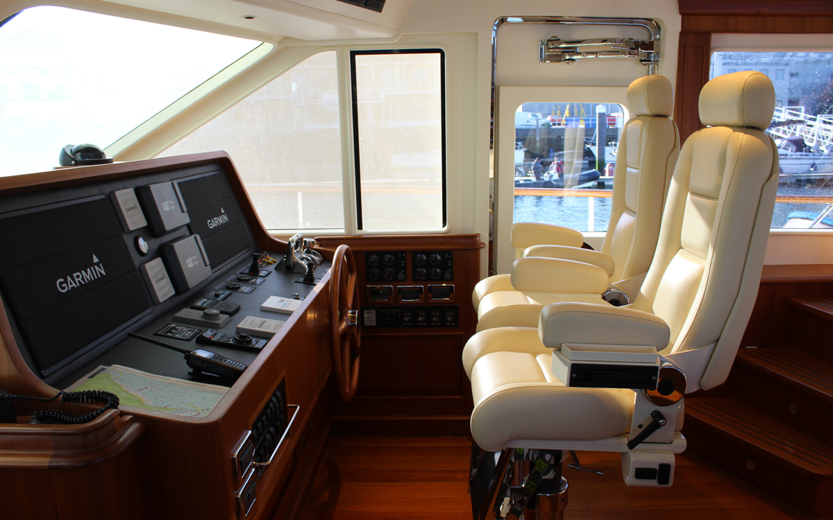 hinckley-company-hunts-yachts-ocean-76-interior-helm