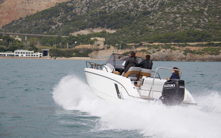 Beneteau-Flyer-7-sundeck-boat-test-aft-running-shot