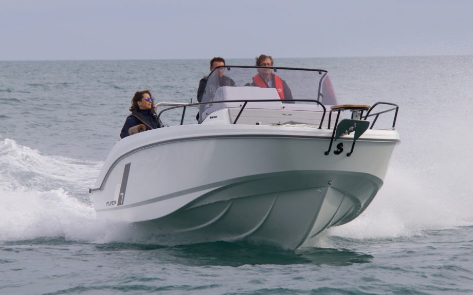 Beneteau-Flyer-7-sundeck-boat-test-bow-running-shot