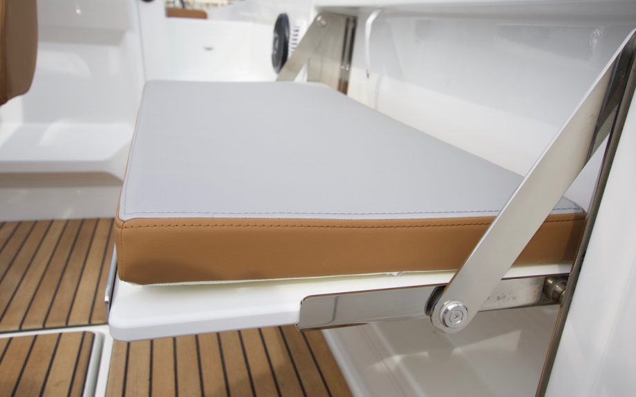 Beneteau-Flyer-7-sundeck-boat-test-cockpit-detail