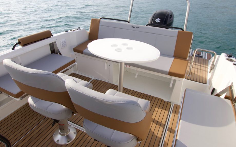 Beneteau-Flyer-7-sundeck-boat-test-cockpit-social