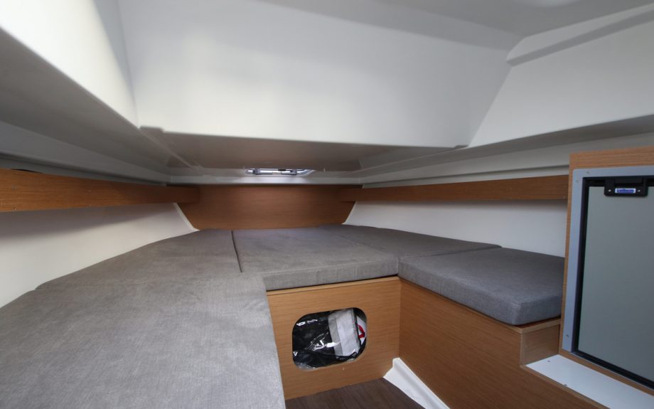 Beneteau-Flyer-7-sundeck-boat-test-cuddy