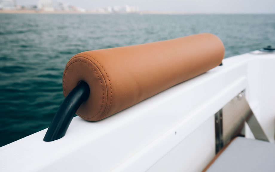 Beneteau-Flyer-7-sundeck-boat-test-deck-detail