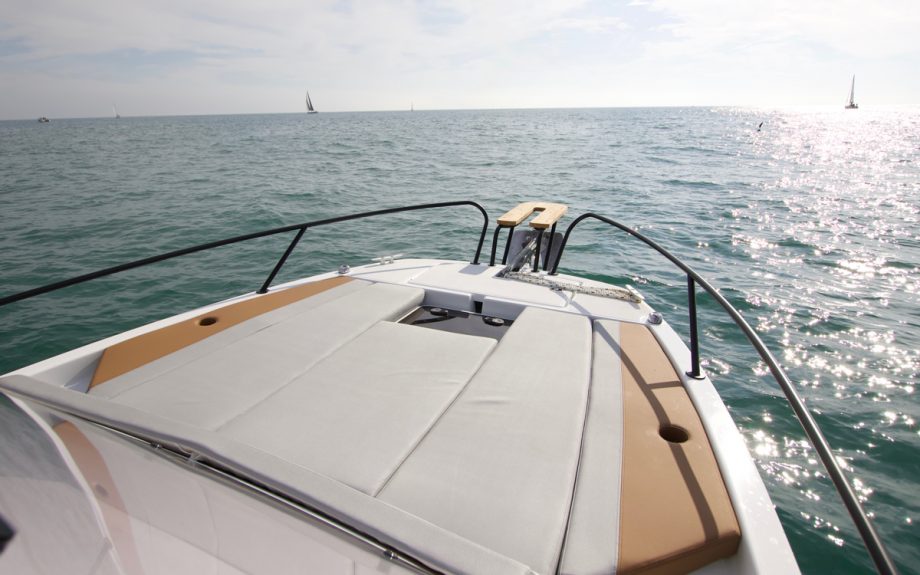 Beneteau-Flyer-7-sundeck-boat-test-foredeck-close-up