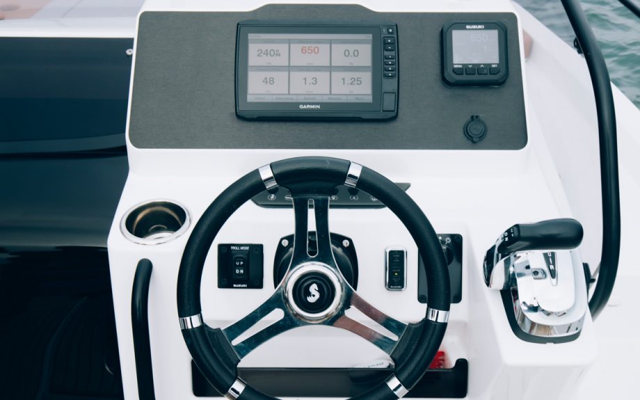 Beneteau-Flyer-7-sundeck-boat-test-helm