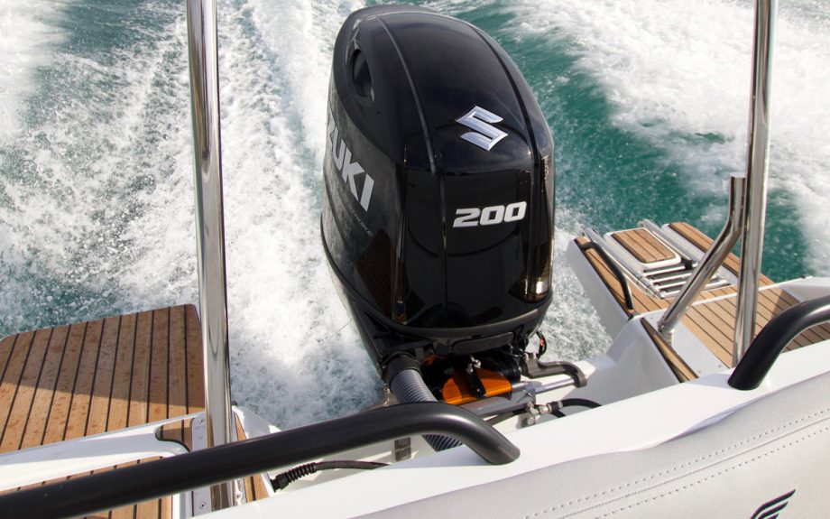 Beneteau-Flyer-7-sundeck-boat-test-outboard