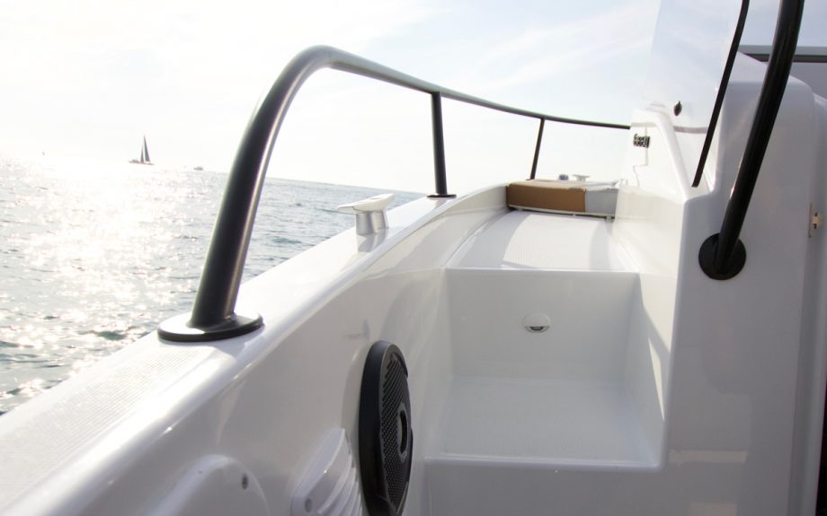 Beneteau-Flyer-7-sundeck-boat-test-side-deck