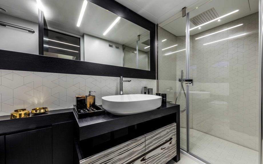 Pershing-8X-yacht-test-review-master-suite-heads