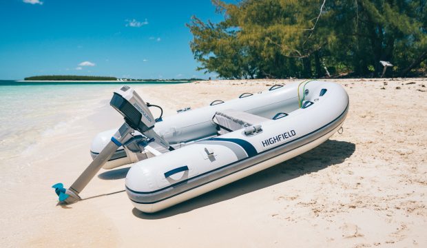 ePropulsion-Spirit-1.0-Plus-electric-outboard-motor-beach