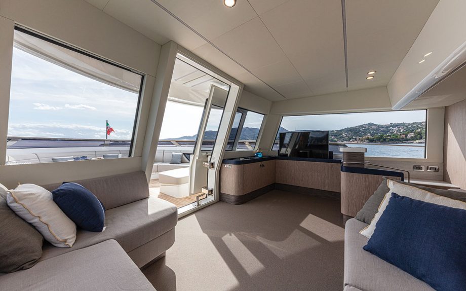 cetera-60-new-yachts-saloon