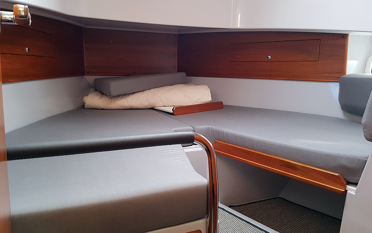secondhand-boat-buyers-guide-best-all-weather-boats-for-sale-sargo-33-interior-cabin