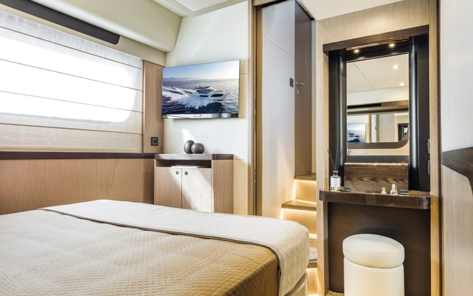 absolute-47-fly-boat-test-yacht-review-cabin-bureau