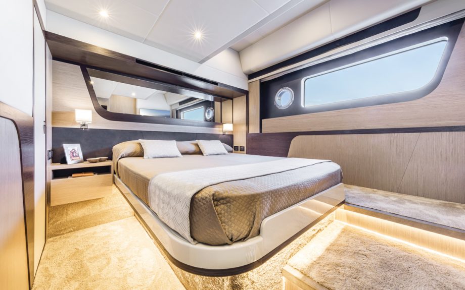 absolute-47-fly-boat-test-yacht-review-double-cabin