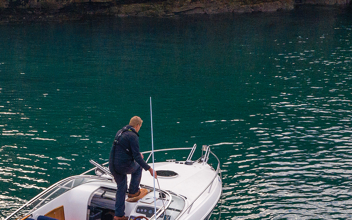 how-to-pick-up-mooring-buoy-solo-going-forward