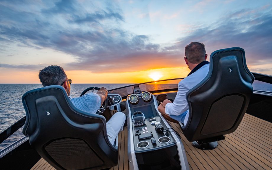 sunseeker-65-sport-yacht-cannes-yachting-festival-2021-upper-helm
