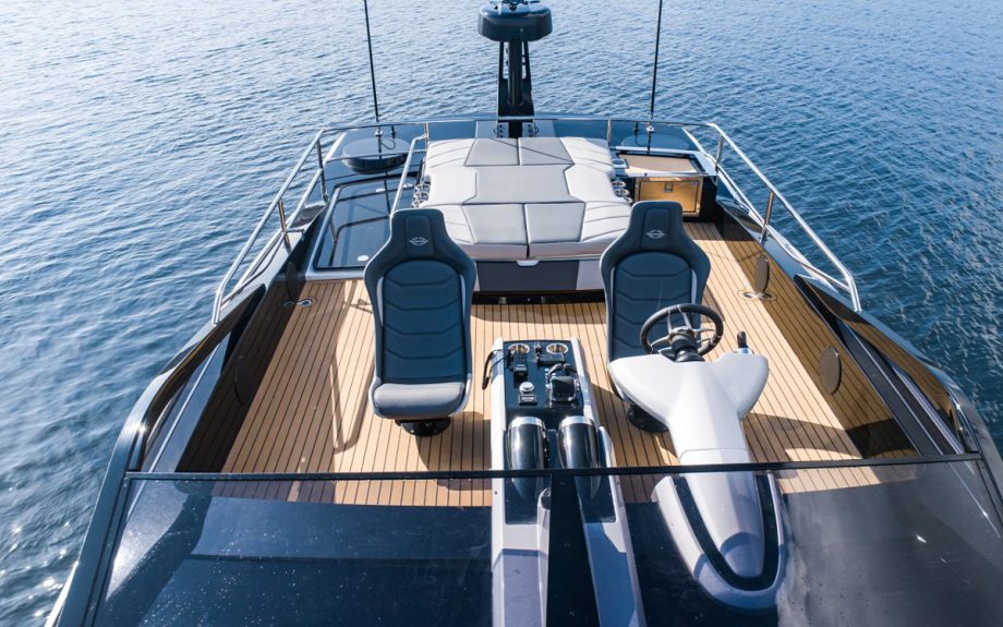 sunseeker-65-sport-yacht-southampton-boat-show-2021-upper-helm
