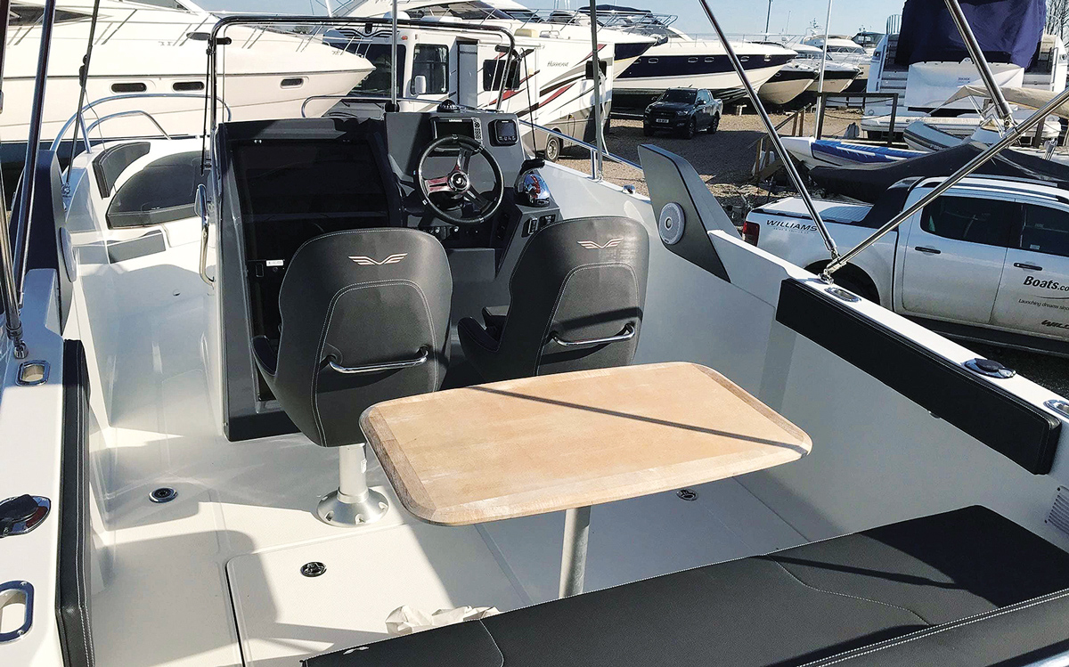 best-boats-for-beginners-beneteau-flyer-7-7-spacedeck-cockpit